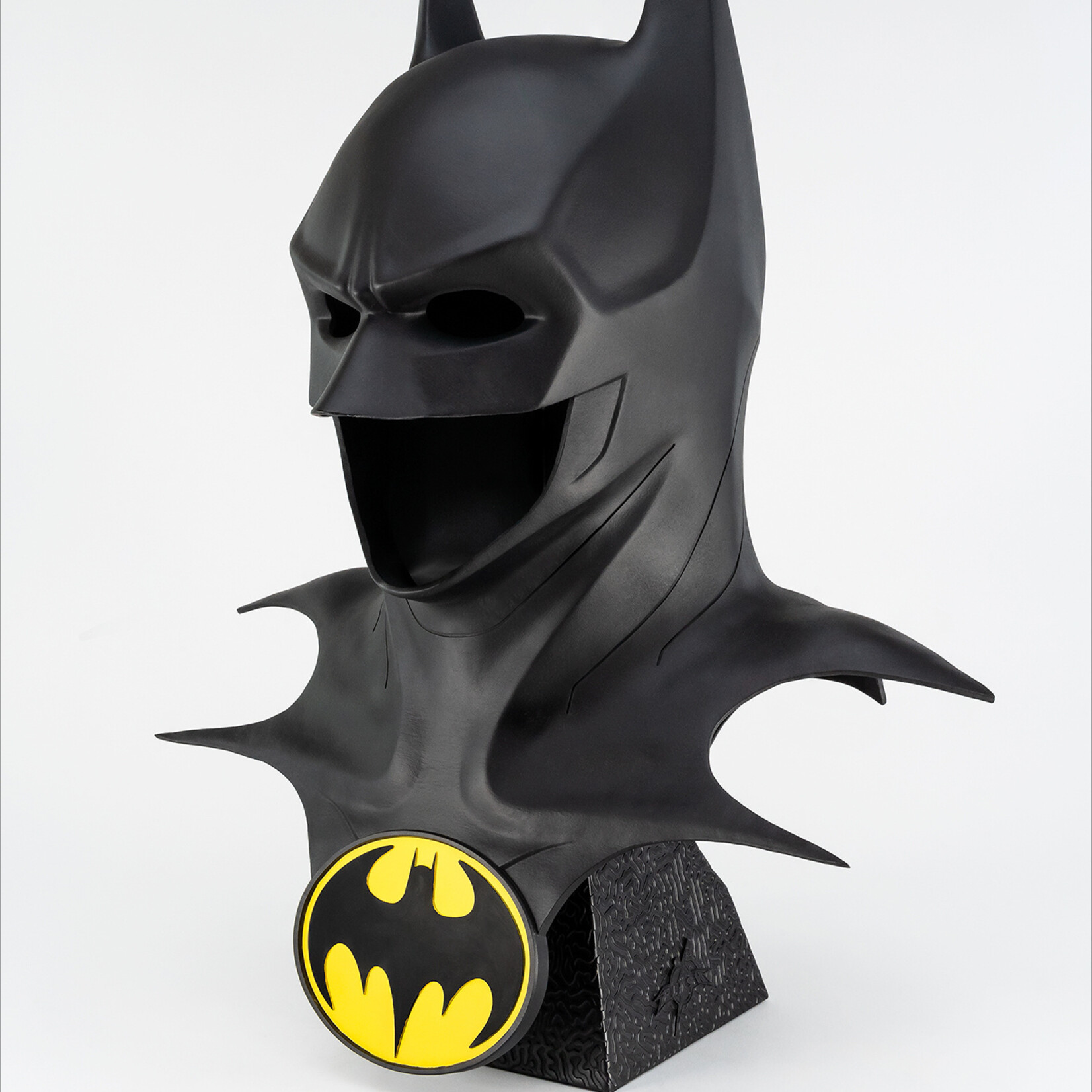 The Flash - Batman 1:1 Scale Cowl Replica - Geeky Game Corner - Clip ...