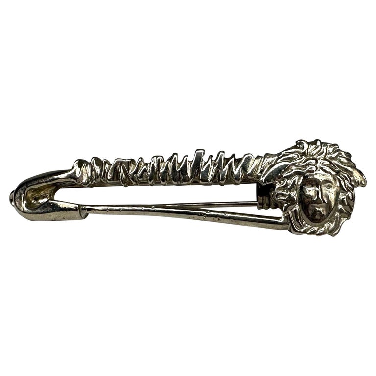 S S Gianni Versace Silberfarbene Sicherheitsnadel Medusa Hair Clip