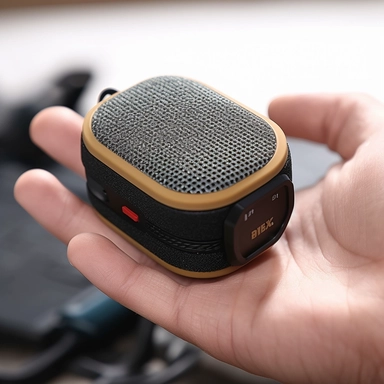 Similar small bluetooth speaker, can be clipped on the clothes, the appearance is simple and elegant, 4K, 1:1.